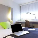 Hotel Campanile Nature Les Ulis